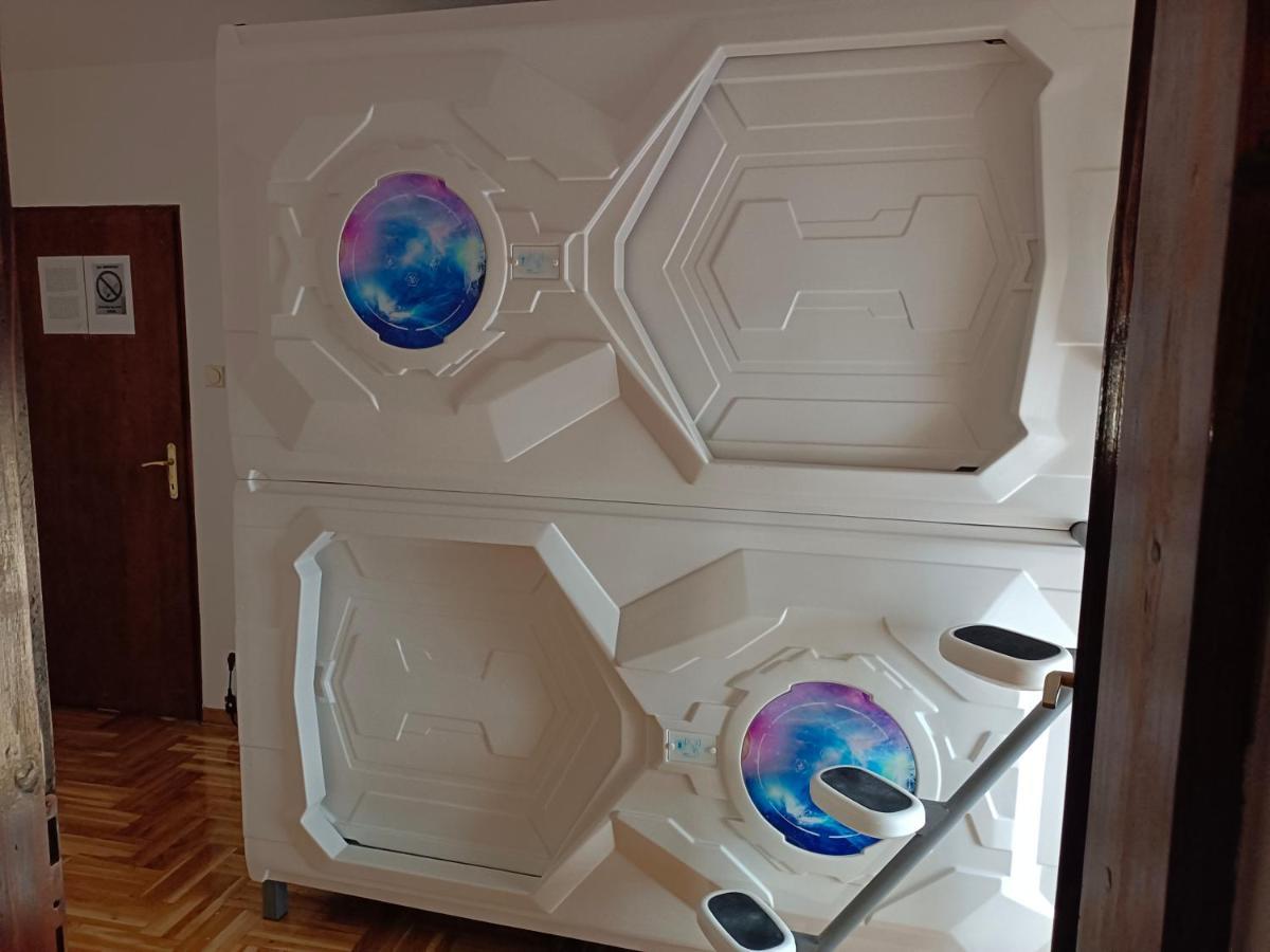 Panda Victor Space Capsule Hostel-Neo Nomad Белград Екстериор снимка